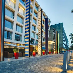 4* فندق راديسون بلو ميديا ميناء